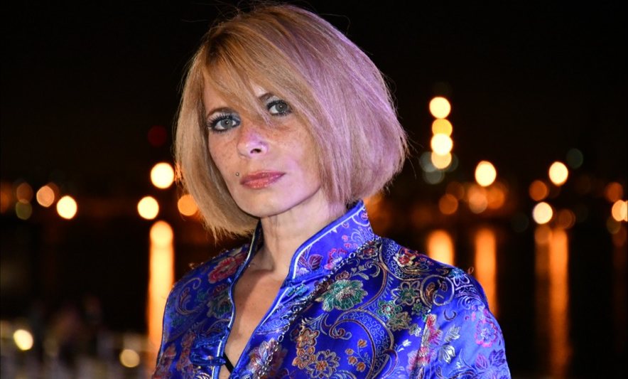 Mer de chaqueta azul